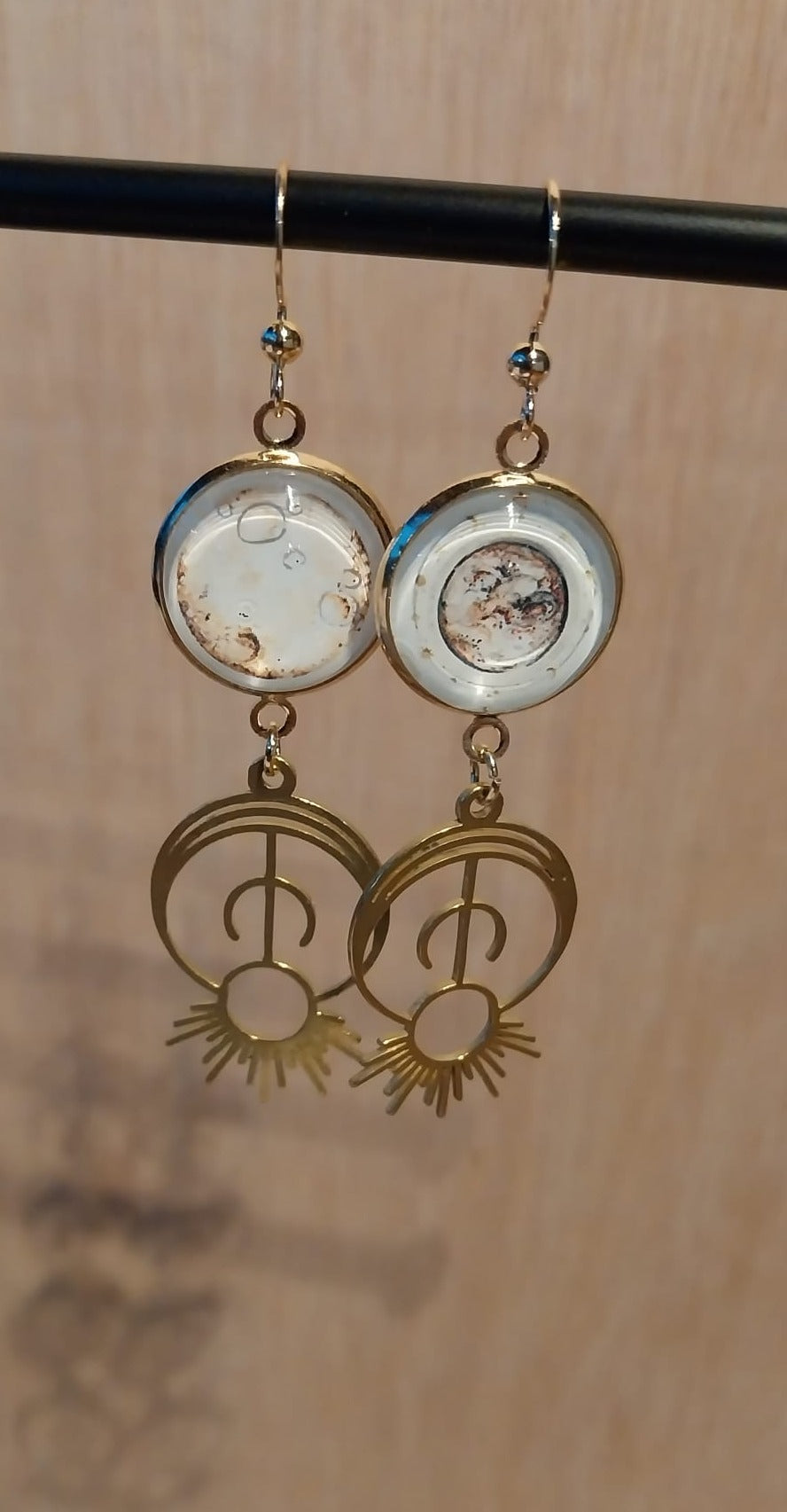 Boucles d'oreille soleil et croissant de lune couleur or cabochon et breloque mystique