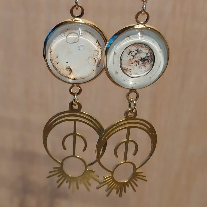 Boucles d'oreille soleil et croissant de lune couleur or cabochon et breloque mystique