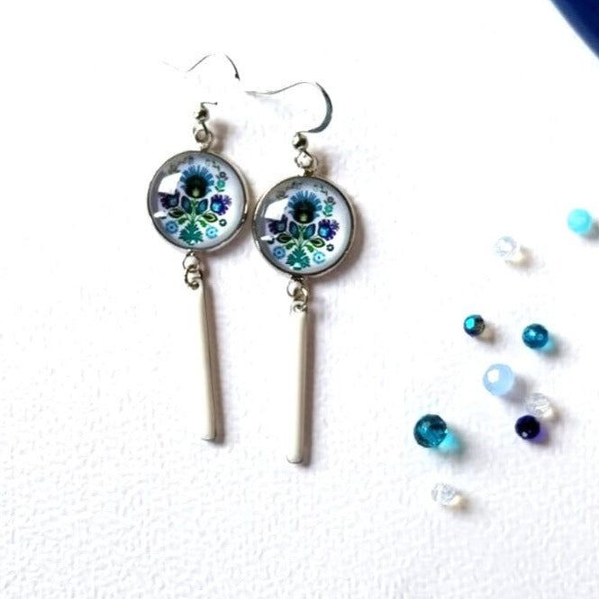 Boucles d'oreille cabochon fleurs traditionnelles blanc bleu vert