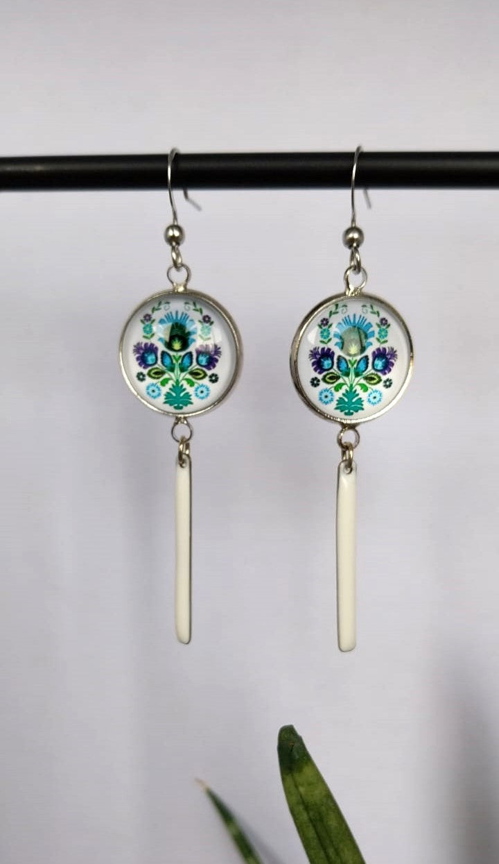 Boucles d'oreille cabochon fleurs traditionnelles blanc bleu vert