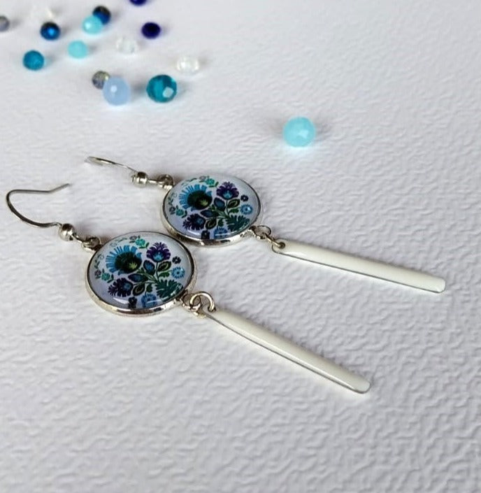 Boucles d'oreille cabochon fleurs traditionnelles blanc bleu vert