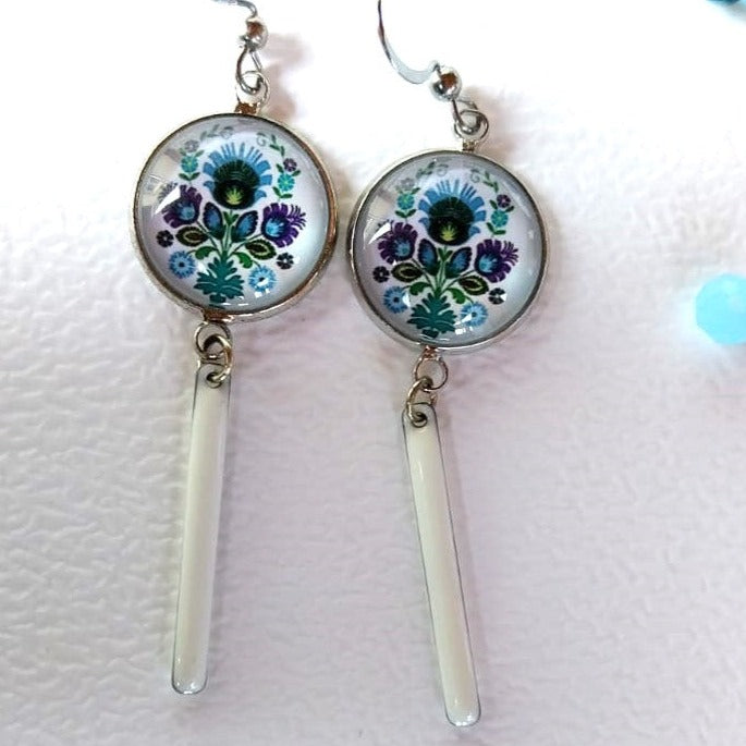 Boucles d'oreille cabochon fleurs traditionnelles blanc bleu vert