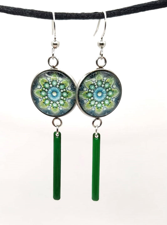 Boucles d'oreilles cabochon mandala bleu et vert et breloque émaillée