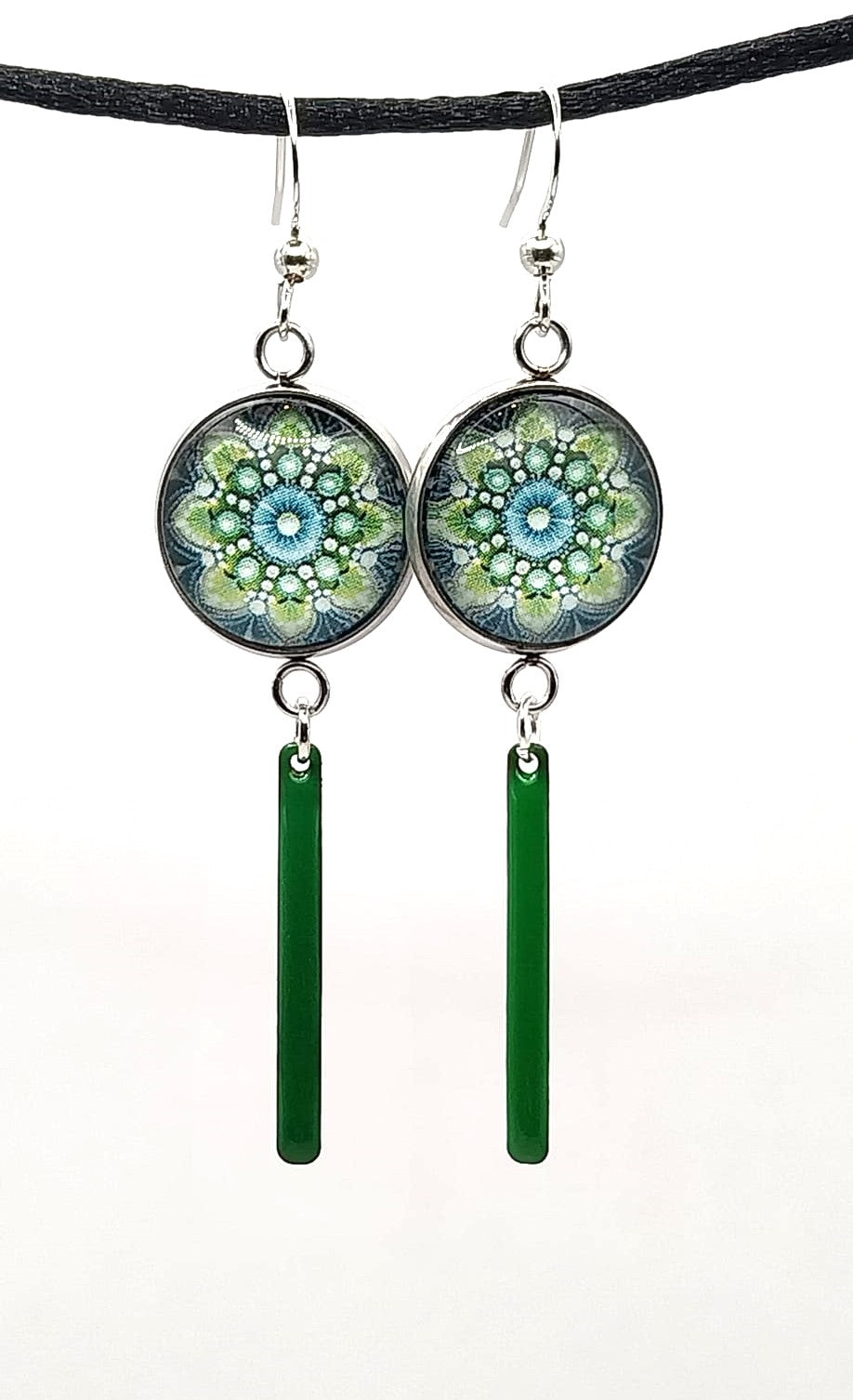 Boucles d'oreilles cabochon mandala bleu et vert et breloque émaillée