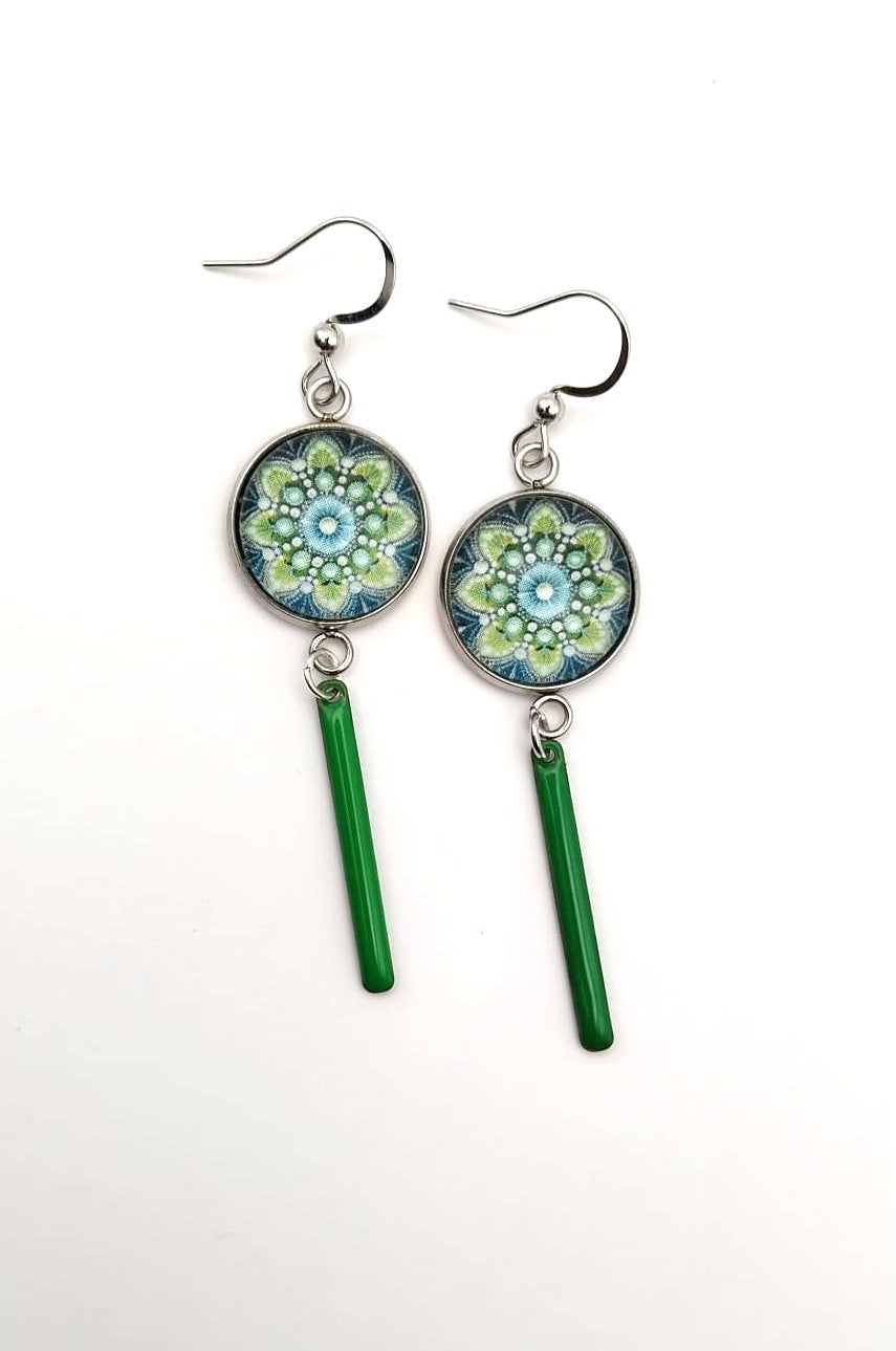 Boucles d'oreilles cabochon mandala bleu et vert et breloque émaillée