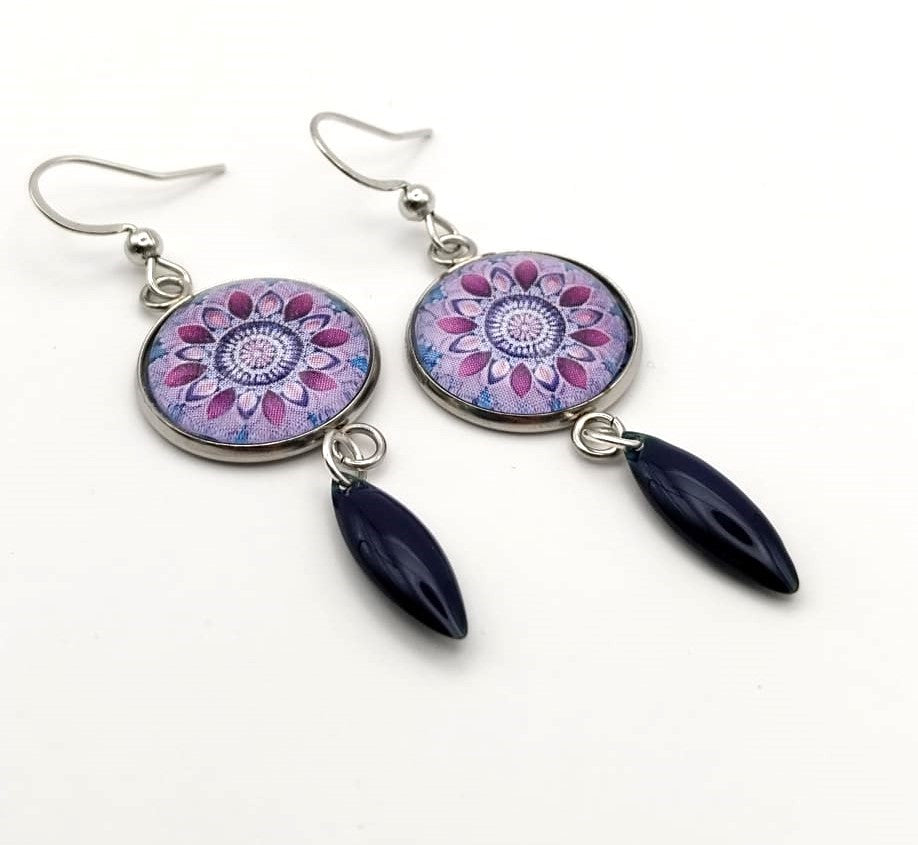 Boucles d'oreilles cabochon mandala mauve et bleu nuit et breloque émaillée