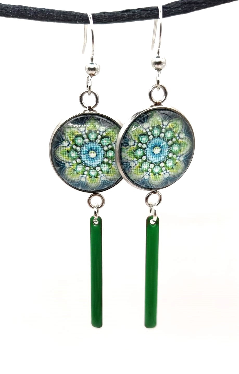 Boucles d'oreilles cabochon mandala bleu et vert et breloque émaillée