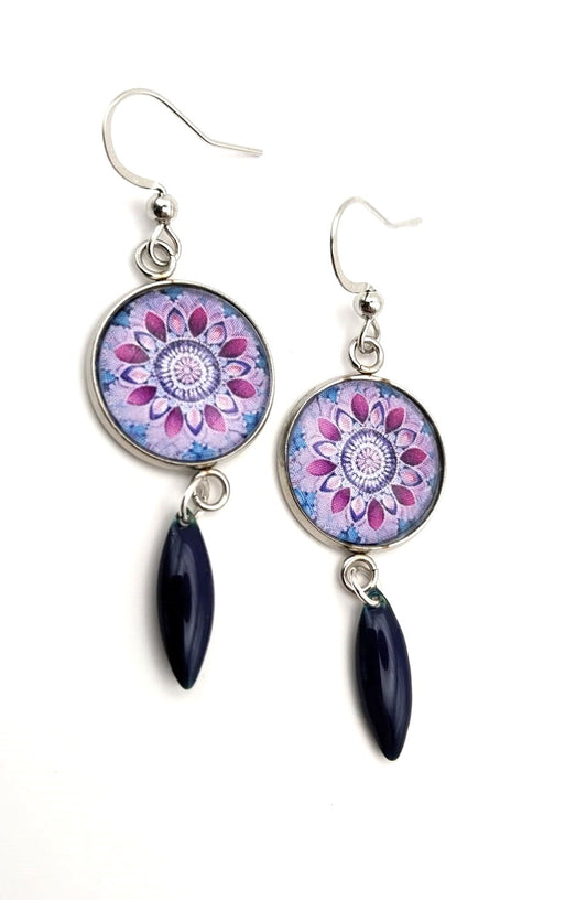 Boucles d'oreilles cabochon mandala mauve et bleu nuit et breloque émaillée