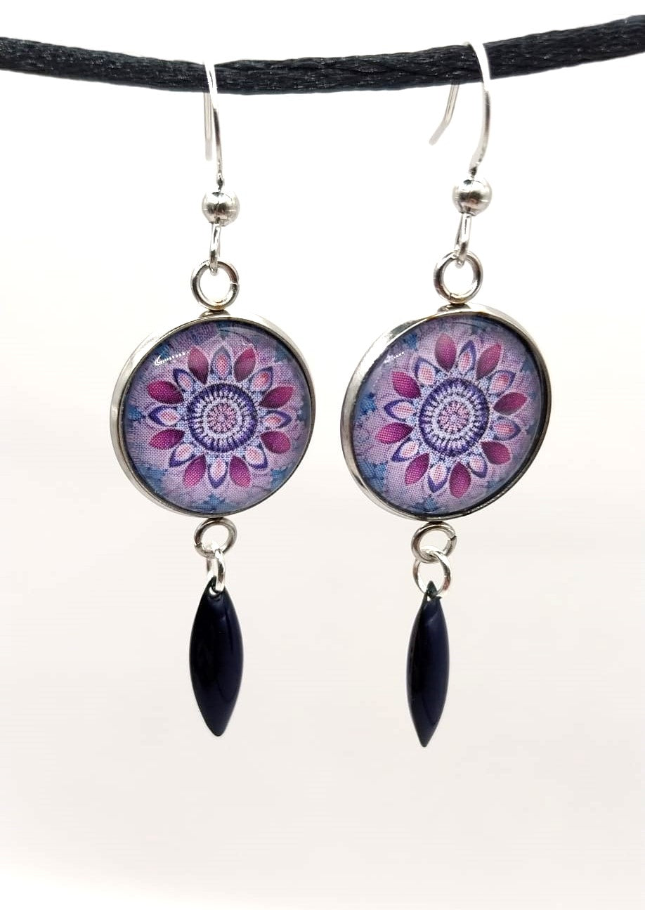 Boucles d'oreilles cabochon mandala mauve et bleu nuit et breloque émaillée