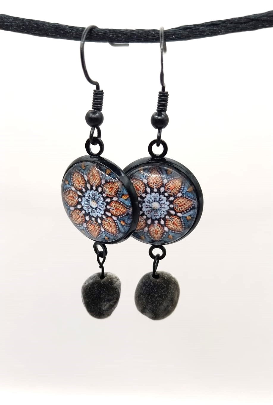 Boucles d'oreilles graines de Zanzibar et motif mandala.