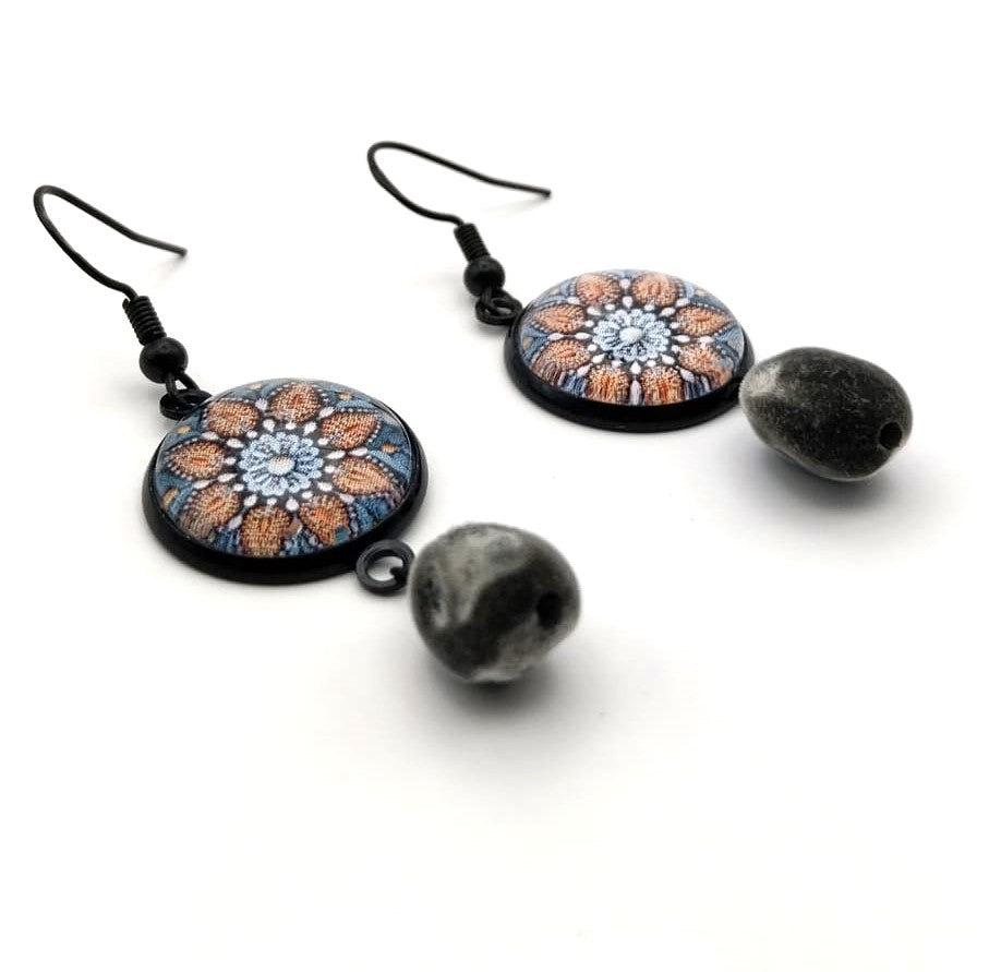 Boucles d'oreilles graines de Zanzibar et motif mandala.