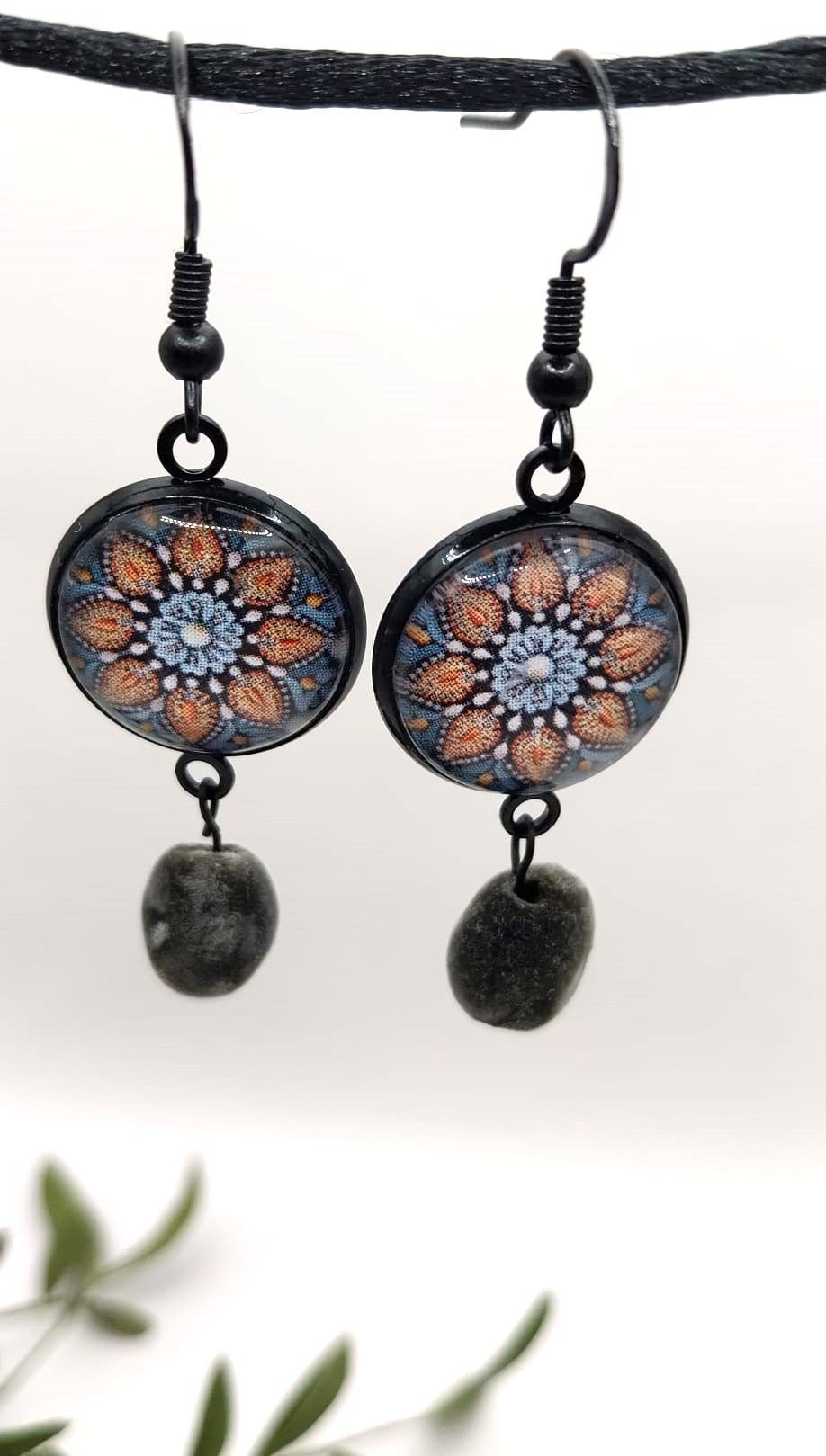 Boucles d'oreilles graines de Zanzibar et motif mandala.