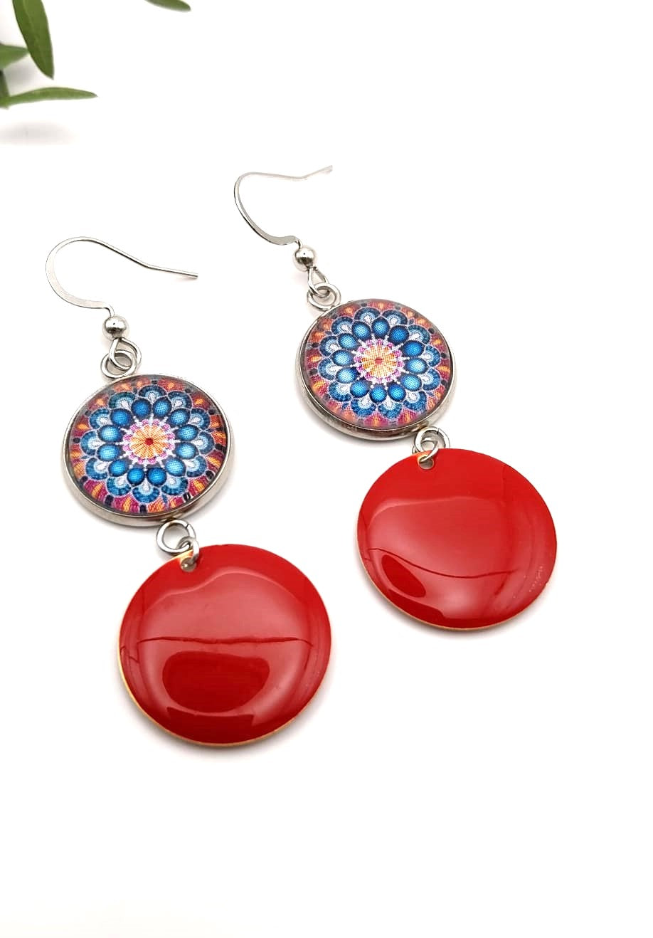 Boucles d'oreille cabochons mandala et breloques émaillées rouges et bleues