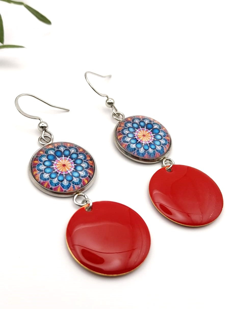 Boucles d'oreille cabochons mandala et breloques émaillées rouges et bleues