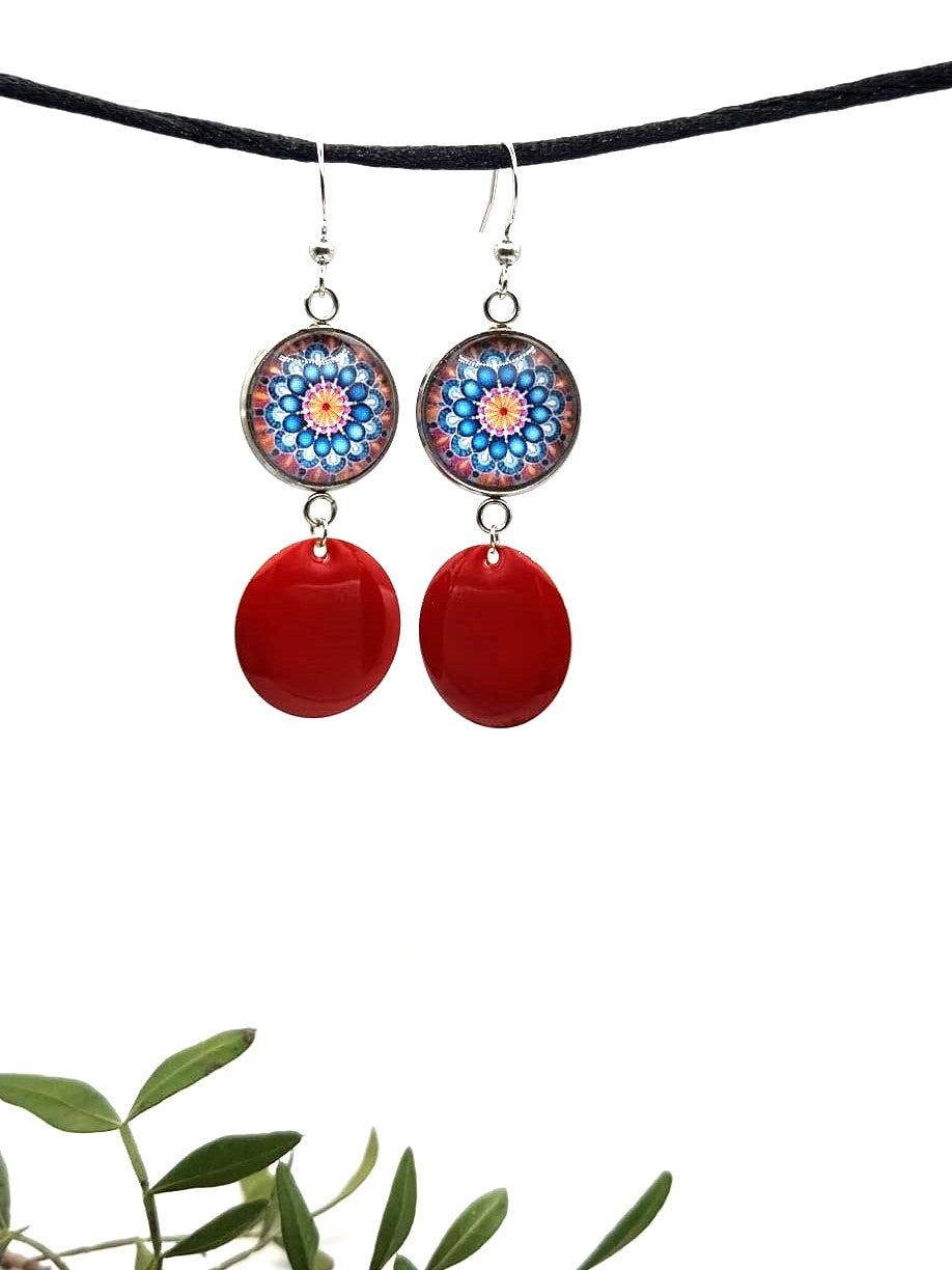 Boucles d'oreille cabochons mandala et breloques émaillées rouges et bleues