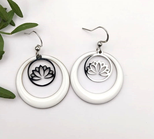 Boucles d'oreille fleur de lotus argent et breloques blanches émaillées