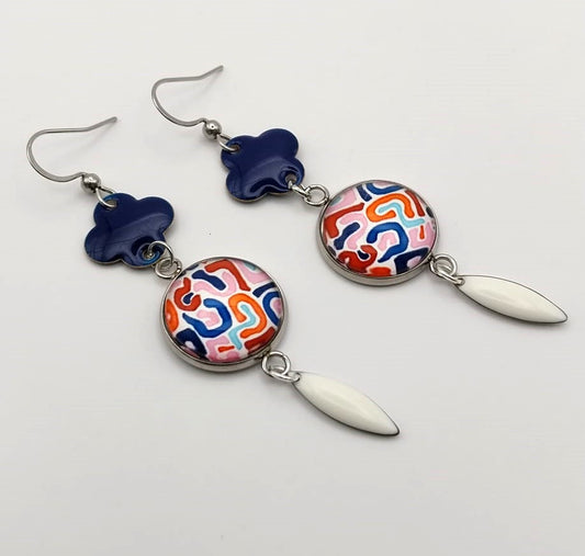 Boucles d'oreille avec cabochons multicolores et breloques émaillées bleu et blanc