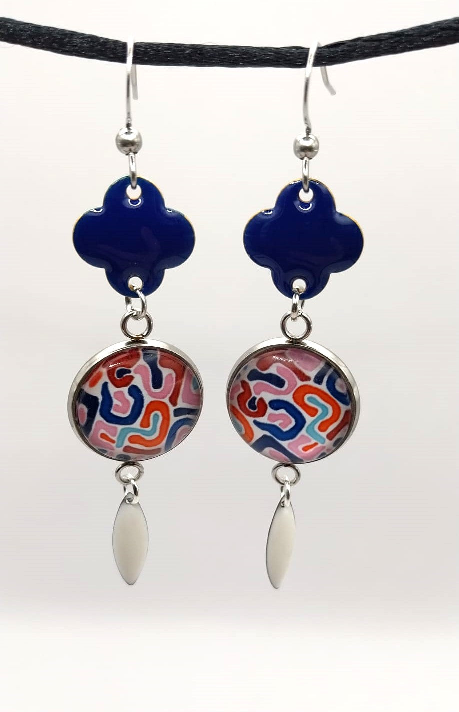 Boucles d'oreille avec cabochons multicolores et breloques émaillées bleu et blanc