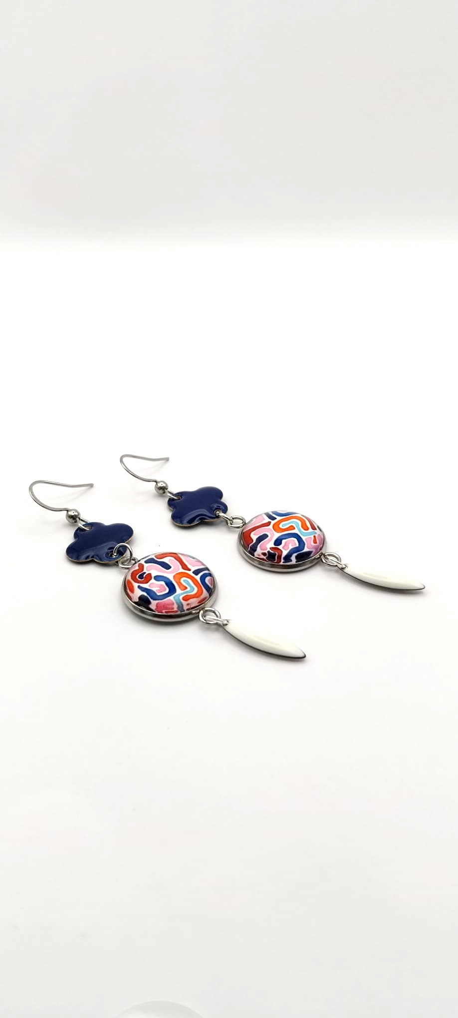 Boucles d'oreille avec cabochons multicolores et breloques émaillées bleu et blanc