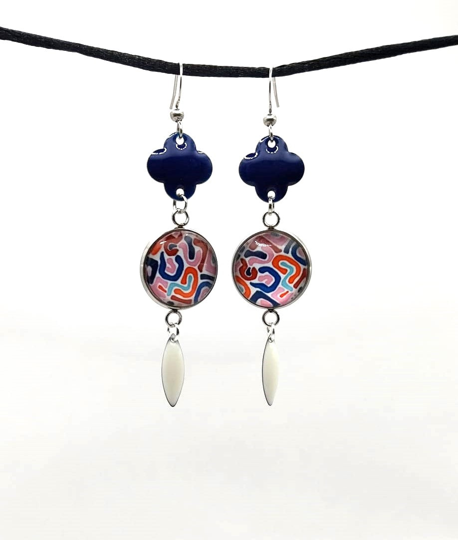 Boucles d'oreille avec cabochons multicolores et breloques émaillées bleu et blanc